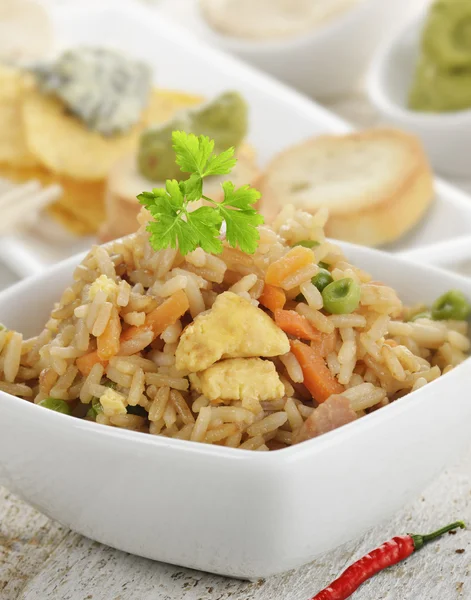 Rijst met kip en groenten — Stockfoto