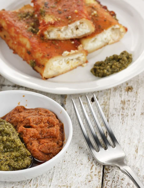 Tomatensauce und Basilikum-Pesto — Stockfoto