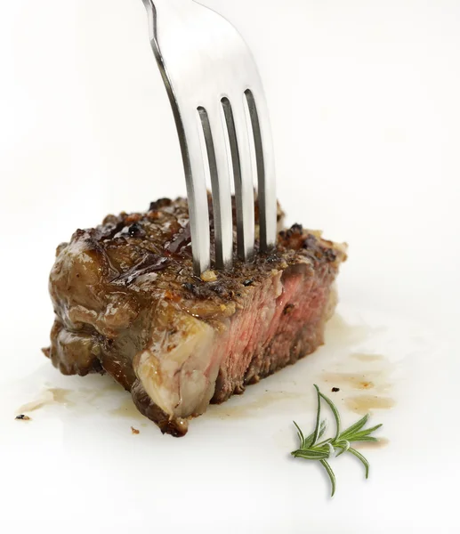 Pedazo de filete de carne roja en un tenedor — Foto de Stock