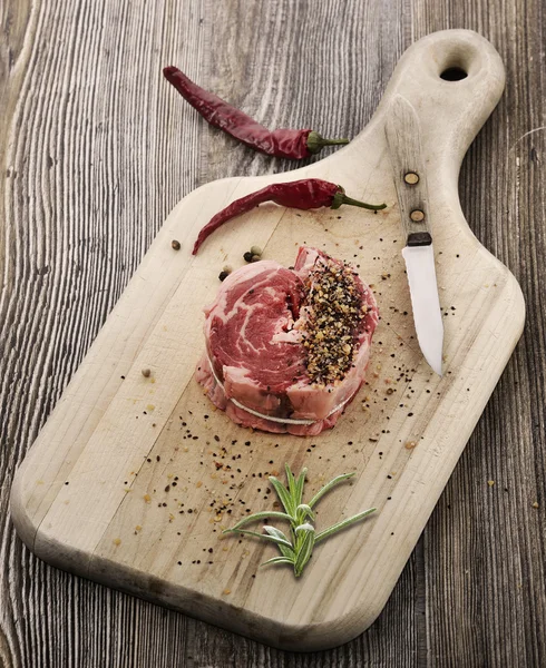 Κομμάτι μπριζόλα κόκκινο ωμό κρέας — Φωτογραφία Αρχείου