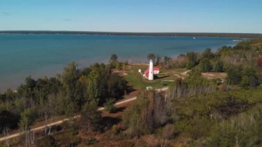  Huron Gölü 'ndeki Tawas Point Deniz Feneri, hava manzaralı.