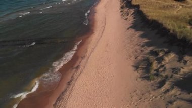 Michigan Gölü 'nün dalgalı kumlu sahili.