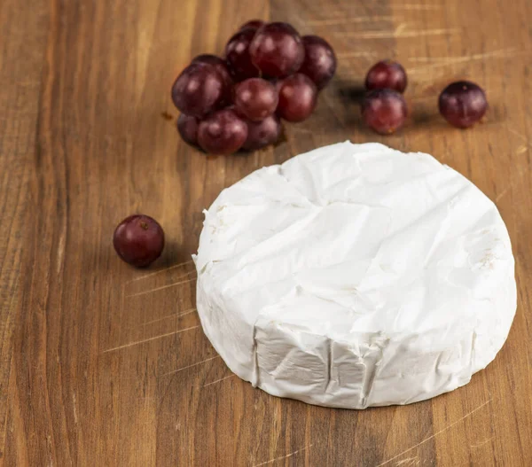 Brie Fromage Raisins Sur Une Planche Découper — Photo