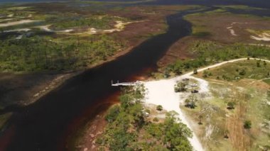 River ve Boat Ramp, Meksika Körfezi yakınlarında. Hava manzarası.