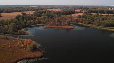 Gölü yakınlarındaki Güzel Sonbahar Renkleri Havası