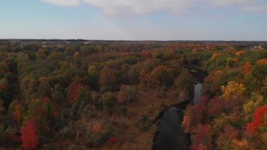 Küçük Nehir ve Sonbahar Renkleri ile Kırsal Hava