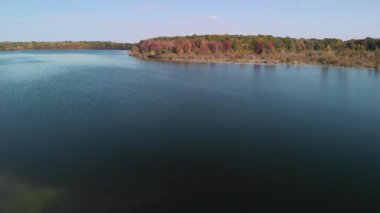 Gölü yakınlarındaki Güzel Sonbahar Renkleri Havası