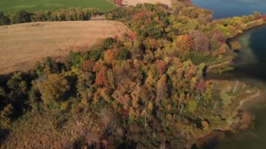 Gölü yakınlarındaki Güzel Sonbahar Renkleri Havası