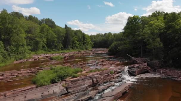 Неглибока Річка Червоними Скелями Лісі — стокове відео