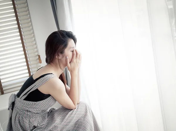 Mulher triste sentada sozinha no quarto — Fotografia de Stock