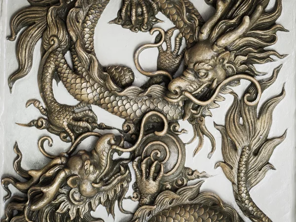 Скульптура дракона на стене — стоковое фото