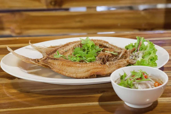 Peixe queimado com molho de peixe, comida tailandesa — Fotografia de Stock