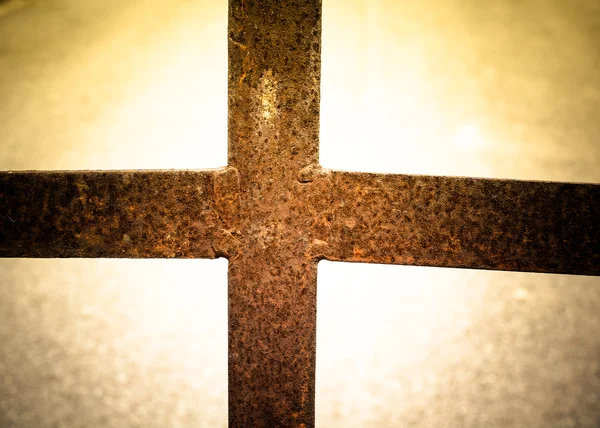 Zardzewiały metalowy krzyż — Zdjęcie stockowe