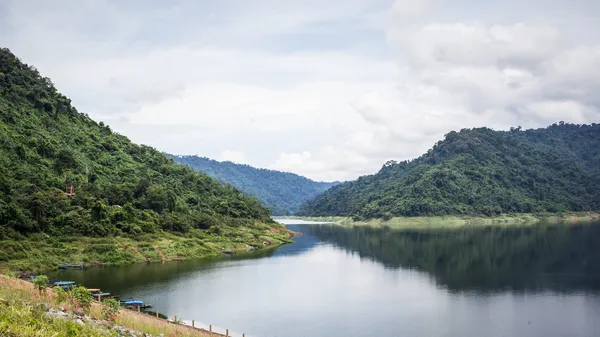 Lago de montanha panorama — Fotografia de Stock