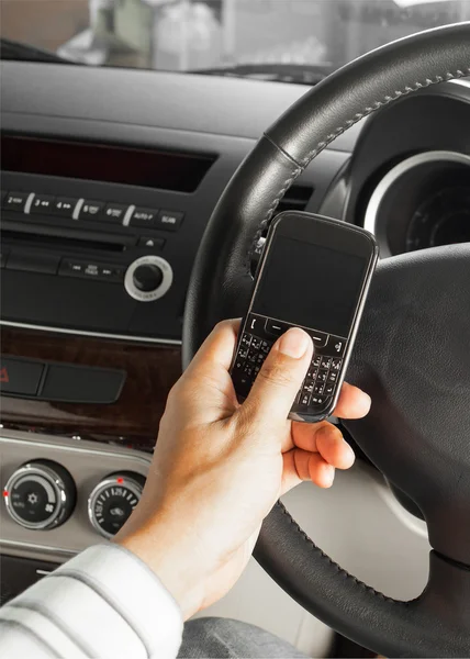 Concepto de seguridad vial y de automóviles, mensaje de texto de hombre de negocios y conducción — Foto de Stock