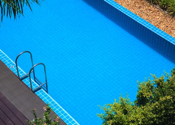 Azul piscina vacaciones de verano — Foto de Stock