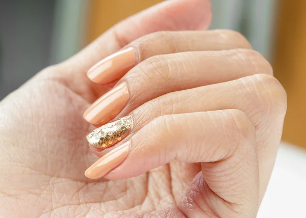 Femmes mains avec manucure ongle gros plan — Photo