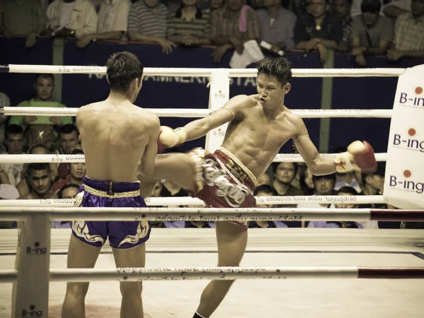 Бангкок, Таиланд - 04 октября: Неизвестные боксеры соревнуются в Thai Fight: Muay Thai Charity 4 октября 2012 года на стадионе Раджадамнерн в Бангкоке, Таиланд — стоковое фото