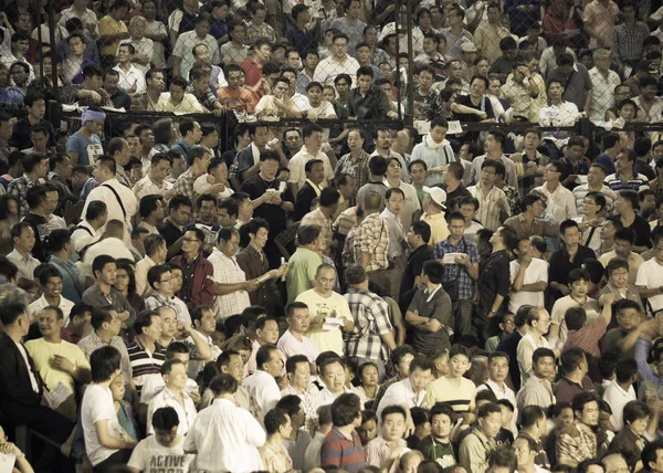 BANGKOK, TAILANDIA - 04 DE OCTUBRE: Mucha gente no identificada viene a ver boxeadores competir en Thai Fight: Muay Thai Charity el 04 de octubre de 2012 en el Rajadamnern Stadium en B —  Fotos de Stock