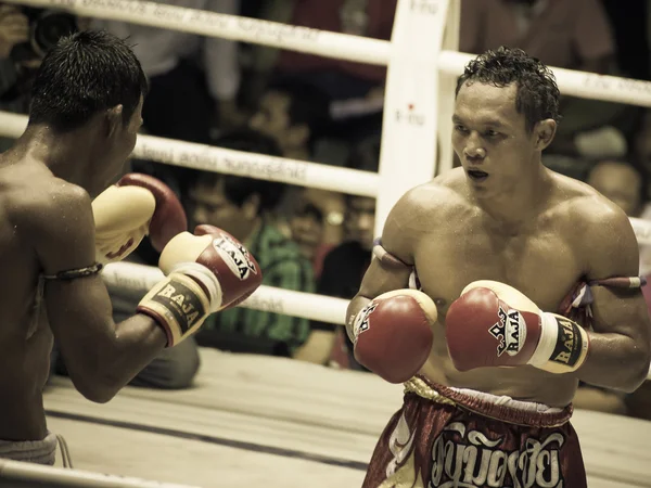 BANGKOK, TAILANDIA - 04 DE OCTUBRE: Boxeadores no identificados compiten en T — Foto de Stock