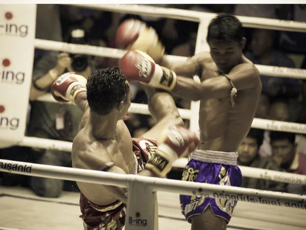 Бангкок, Таиланд - 04 октября: Неопознанные боксеры соревнуются в Т — стоковое фото