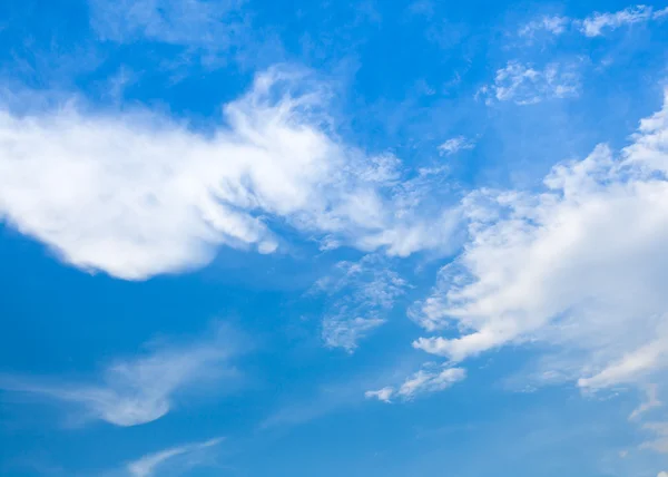 Blauer Himmel und Wolkenhintergrund — Stockfoto