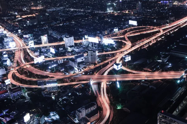 Noche de paisaje urbano y la iluminación del coche de tráfico, Bangkok vista pájaro — Foto de Stock