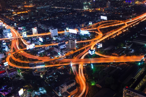 Panoráma noc a provozu auto osvětlení, bangkok ptačí pohled — Stock fotografie