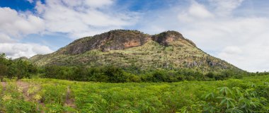 Dağlardaki yaz manzarası ve bulutlu koyu mavi gökyüzü.