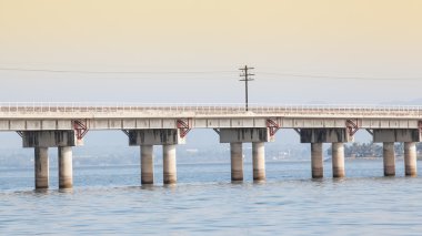 Nehrin üzerindeki köprü