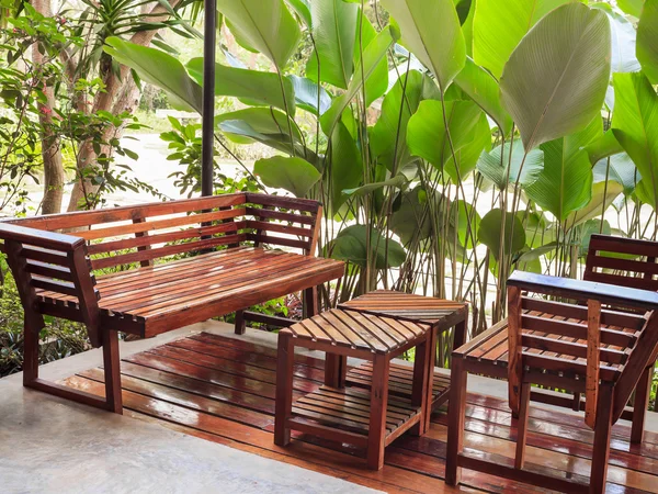 Mesa de comedor y silla en el jardín — Foto de Stock