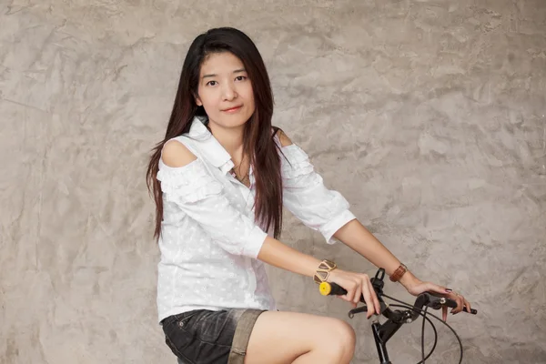 Giovane donna con bicicletta — Foto Stock