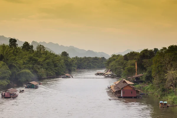 Häuser am Fluss — Stockfoto