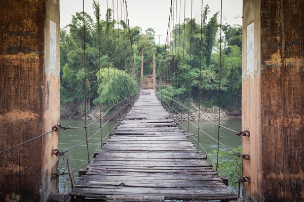 Trä bro som hinder för att målet koncept — Stockfoto