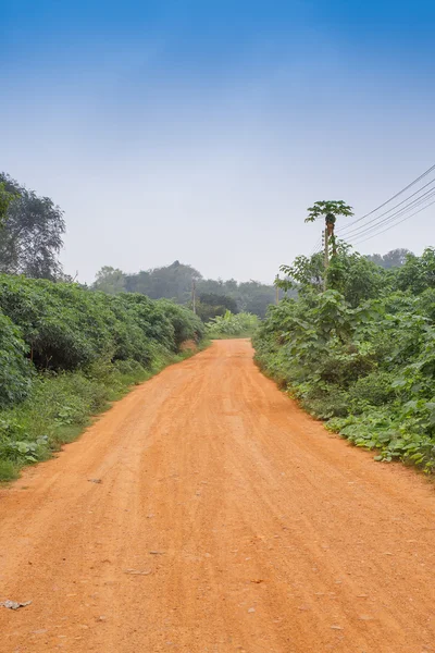 Estrada de cascalho em espaços abertos — Fotografia de Stock