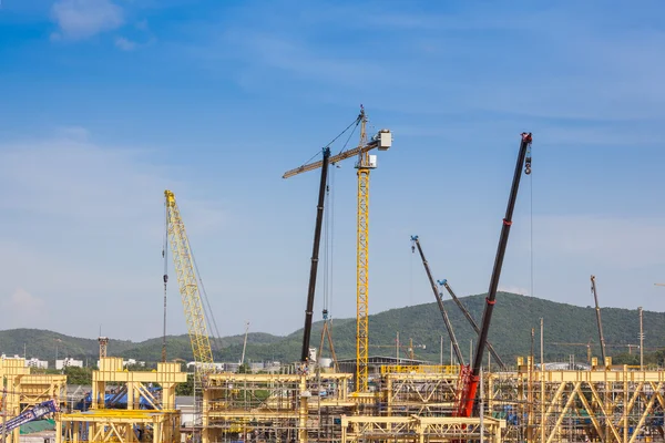 Chantier de construction avec grue et bâtiment — Photo