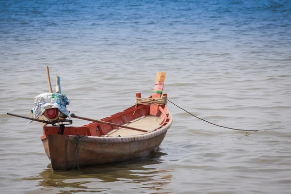 Lege boot in de zee — Stockfoto