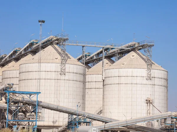 Tanque de silos de almacenamiento de grano para la agricultura —  Fotos de Stock