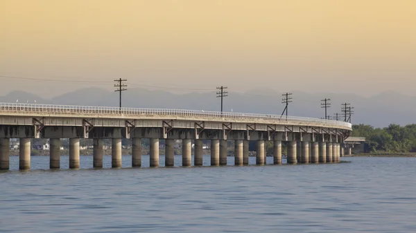 Brücke über den Fluss — Stockfoto