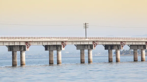 Brücke über den Fluss — Stockfoto