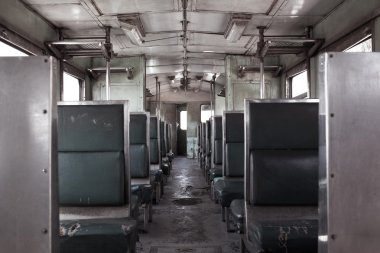 İçeride tren ve sandalye, vintage stlye