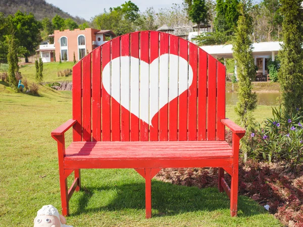 Hierba verde y forma de corazón en el banco en el jardín — Foto de Stock