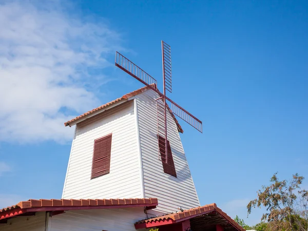 Ветряная мельница и голубое небо — стоковое фото
