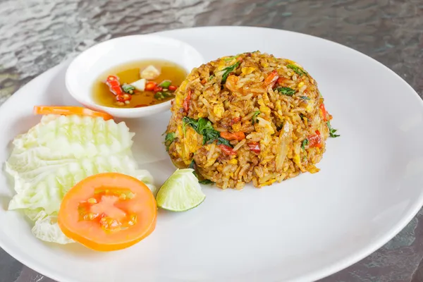 Tailandia comida tradicional, arroz frito con chile y camarones —  Fotos de Stock