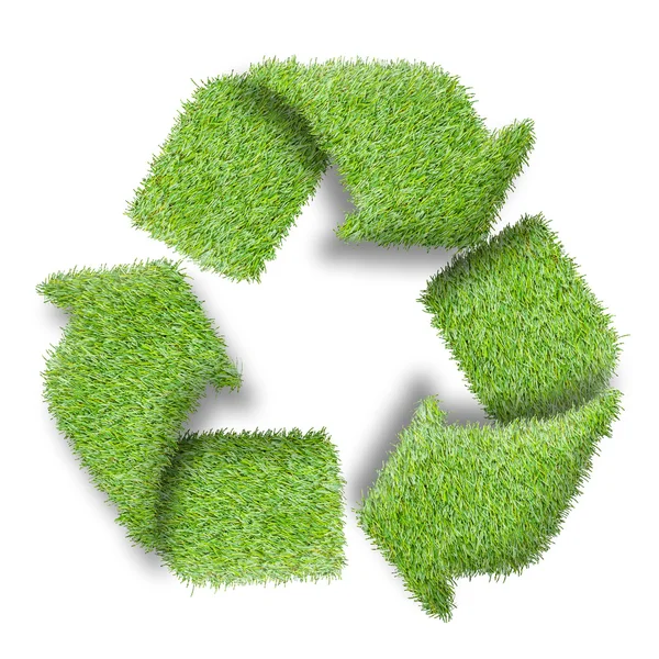 Recycling-Logo-Symbol aus dem grünen Gras, isoliert auf weiß — Stockfoto