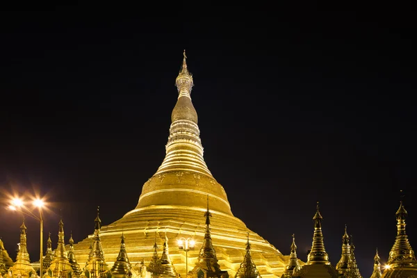 Shwedagon pagoda en Yangon, Birmania (Myanmar) por la noche —  Fotos de Stock