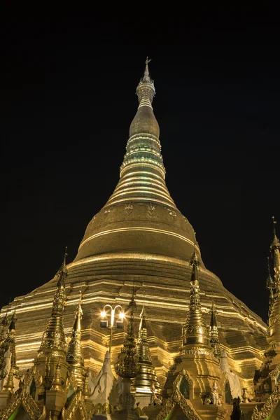 Shwedagon pagoda en Yangon, Birmania (Myanmar) por la noche —  Fotos de Stock