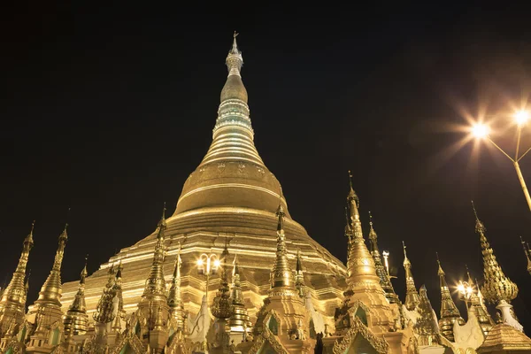 Shwedagon pagode em Yangon, Birmânia (Myanmar) à noite — Fotografia de Stock