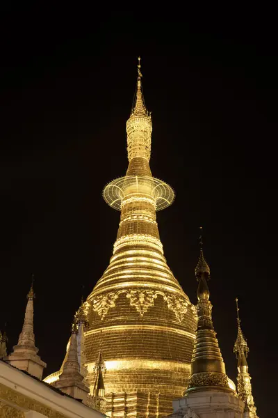 Shwedagon pagoda a Yangon, Birmania (Myanmar) di notte — Foto Stock