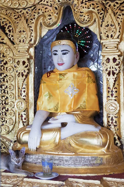 Estatua de buddha, en la pagoda Myanmar — Foto de Stock